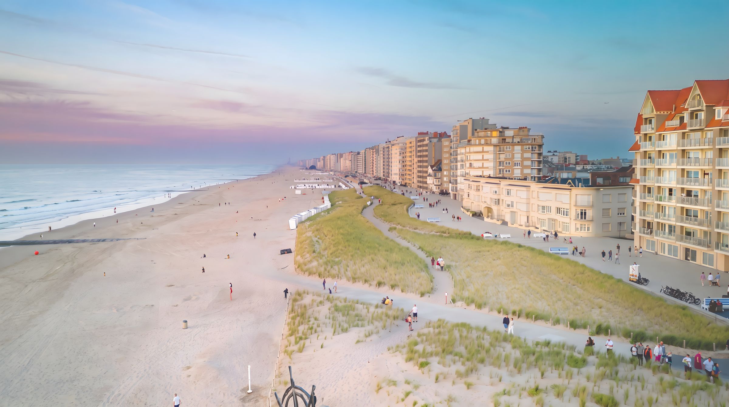 De nieuwe groene zeedijk van Westende van bovenaf bij avondlicht