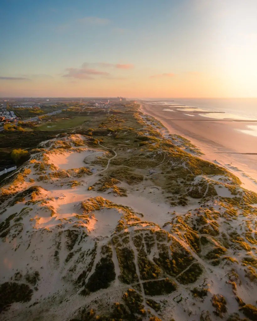 Duinen en strand van Westende van bovenaf
